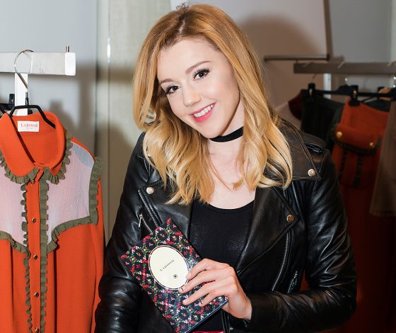 Презентация Laroom: модницы и сборник стихов Тургенева