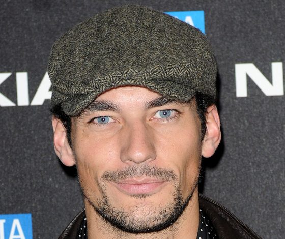 Модель Дэвид Ганди и его новая девушка не могут скрыть чувств