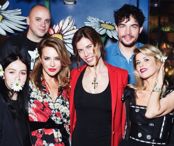 Светский аншлаг на открытии «Крылышко или ножка»