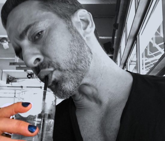 Мужчины красят ногти: новый флешмоб