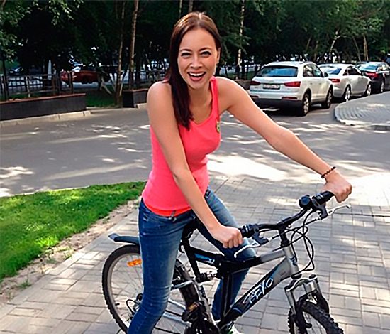 Открываем велосезон: звезды на велосипедах