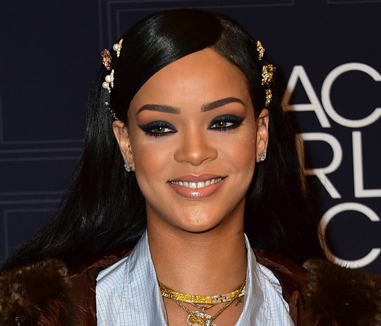 Рианна представила новую коллекцию чулок