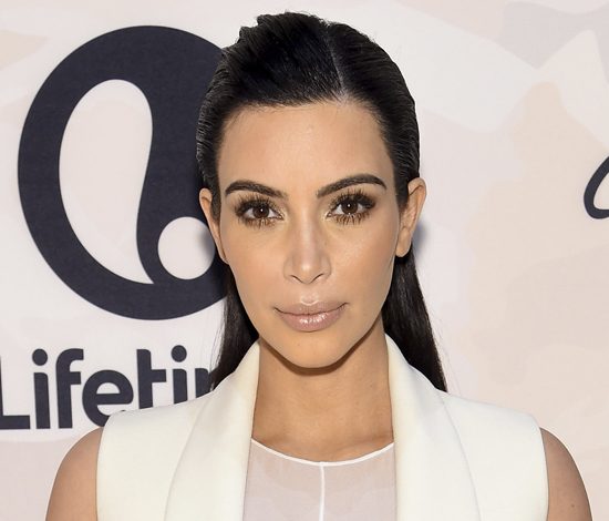 Ким Кардашьян снова раскритиковали за нелепый наряд