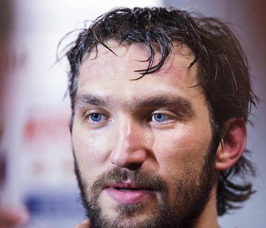 Клюшку Александра Овечкина продали за 1 млн