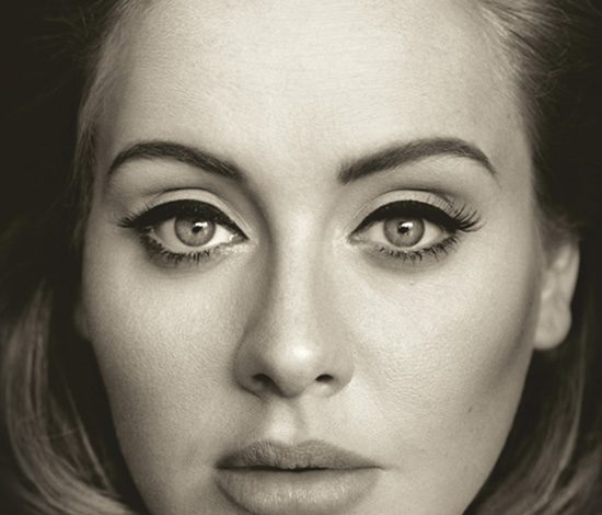 Визажист Адель рассказал, как нарисовать такие же стрелки