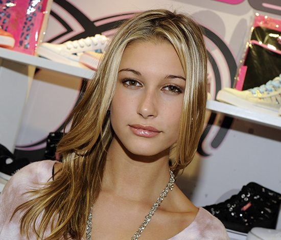 Хейли Болдуин не узнали с новой прической. Подражает Селене Гомес?