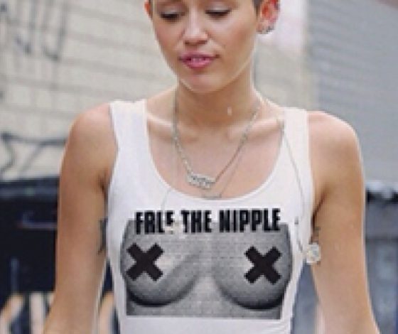 Флэшмоб против запрета на демонстрацию груди в Instagram и Facebook