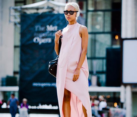 Как правильно носить кроссовки с платьем