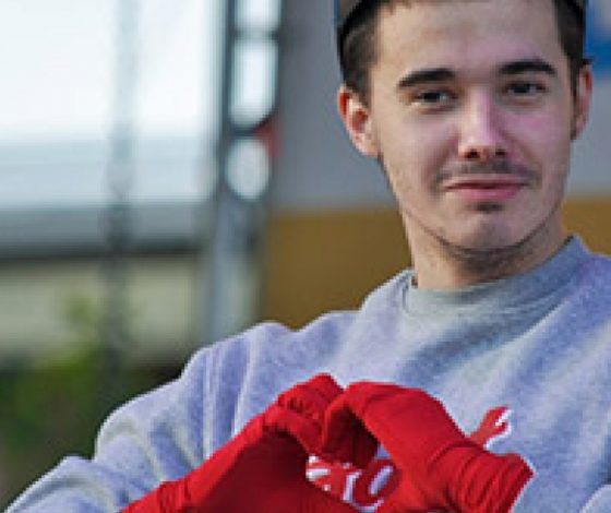 Парень танцует брейк-данс пальцами