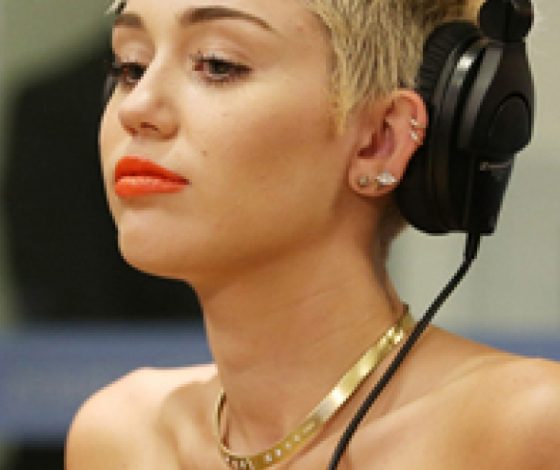 Майли Сайрус показала свое тело в купальнике