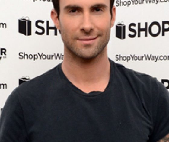 Адам Левин разделся в новом клипе