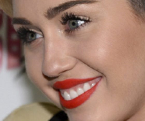 Майли Сайрус застукали за поцелуями с девушкой