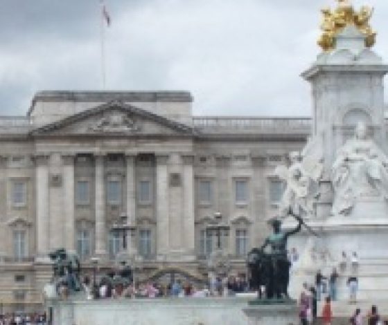 Голый мужчина выпал из окна Букингемского дворца