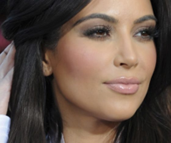 Ким Кардашьян снова показала грудь на обложке глянца