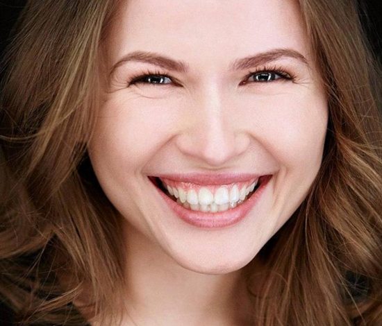 Девушка из клипа «Ленинград» встречается с резидентом Comedy