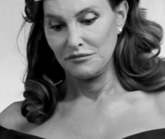 Кейтлин Дженнер показала ноги в коротком мини