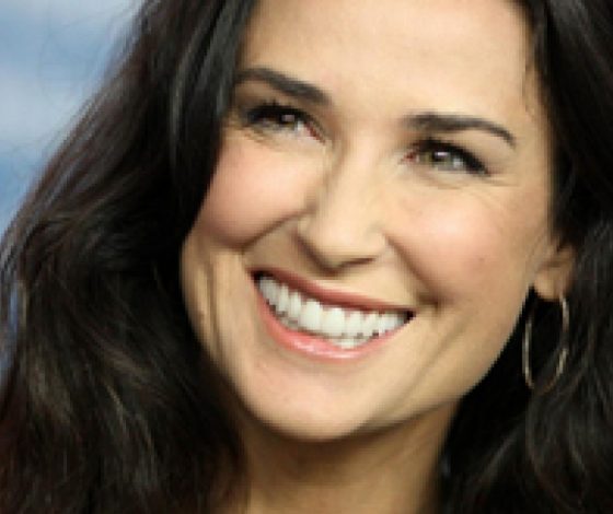 Деми Мур затмила своих дочерей прекрасным телом