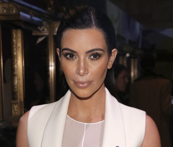 Ким Кардашьян впервые вышла с сыном на прогулку