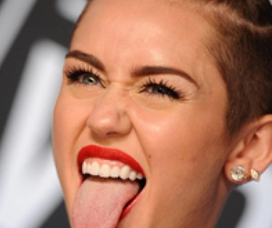 Майли Сайрус продолжает ходить с небритыми подмышками