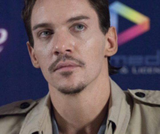 Джонатан Риc-Майерс шокировал прохожих своим внешним видом