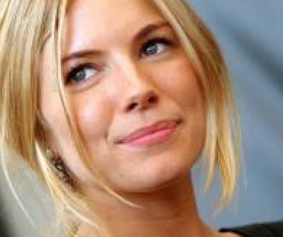 Сиенна Миллер поразила телом на пляже