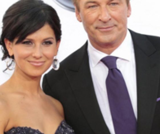 Первые фото сына Алека Болдуина