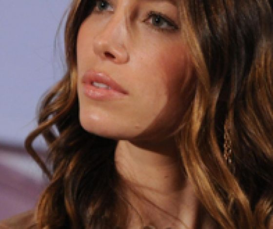 Первые фото Джессики Бил после родов