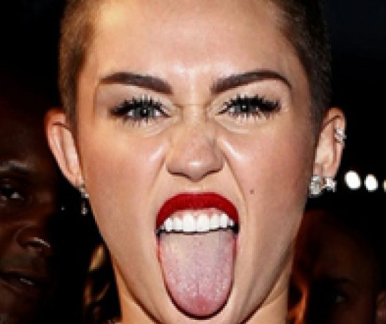 Майли Сайрус показала всем свои волосатые подмышки