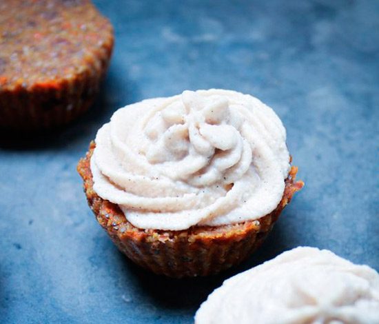 Рецепт: морковные капкейки с кремом из кешью