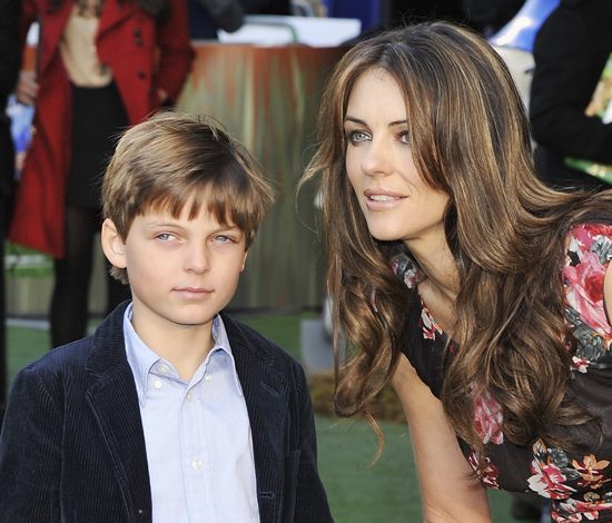 Сын Элизабет Херли как две капли воды похож на Хью Гранта