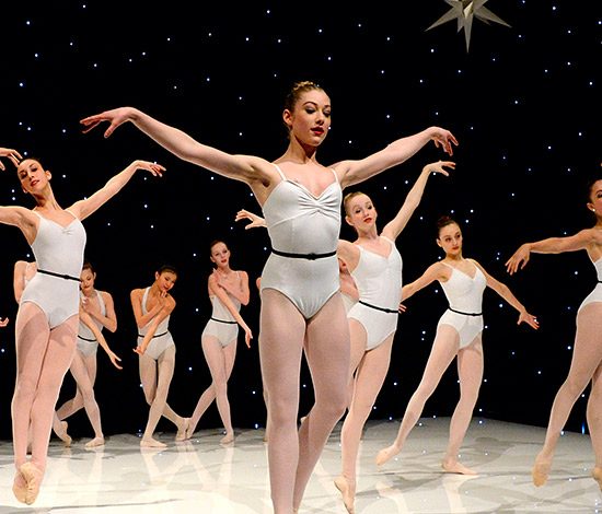 Артисты балета устроили перформанс в аэропорту