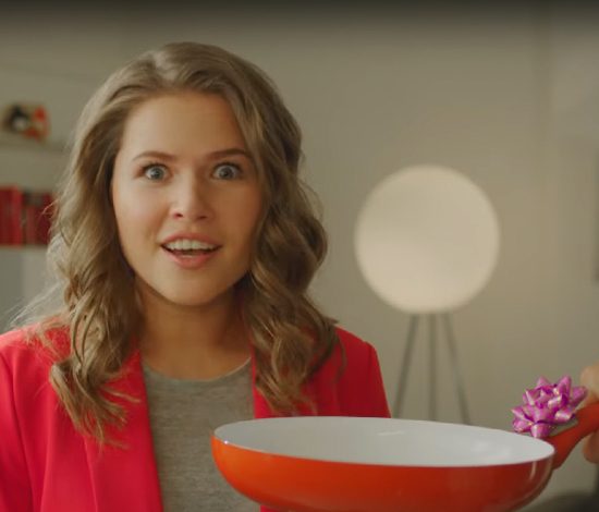 Юлия Топольницкая из клипа «Экспонат» учит радоваться подаркам