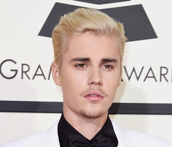 Джастин Бибер поет в машине по пути на «Грэмми»