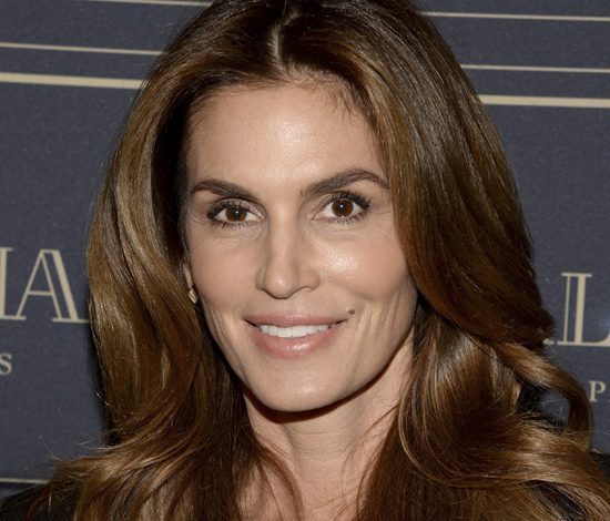 Синди Кроуфорд поразила Интернет потрясающей фигурой