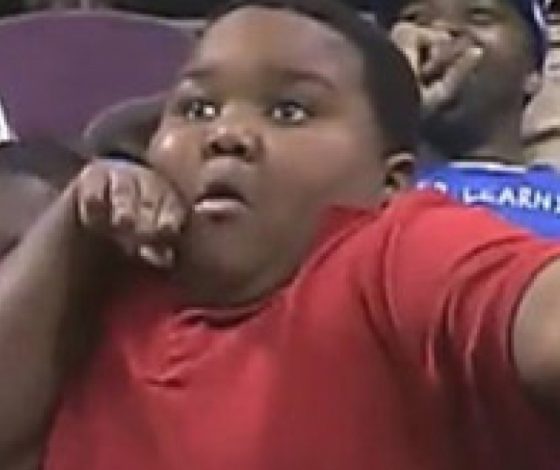 Танцевальная схватка юного болельщика с охранником