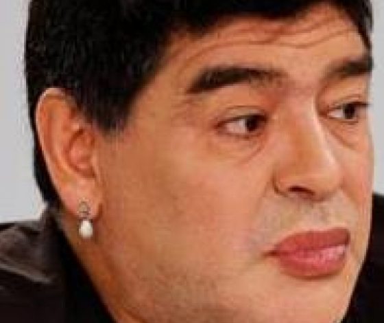 Зачем Марадона красит губы помадой