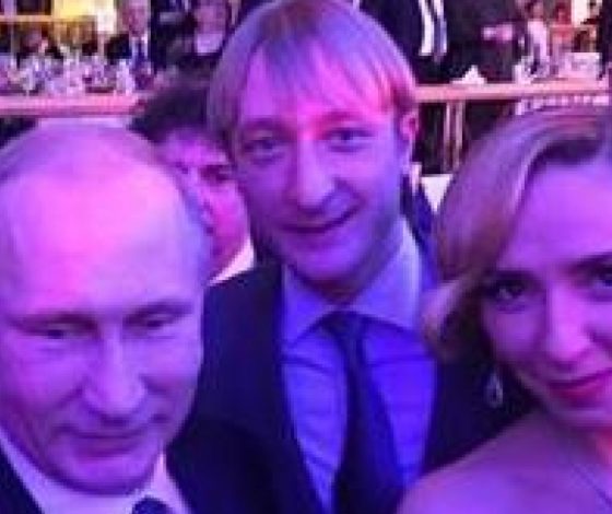 Путин делает селфи со звездами