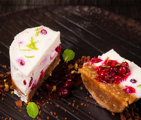 Рецепт: чизкейк из миндаля и кешью с брусникой