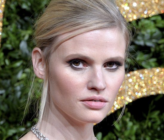 Лара Стоун шокировала телом в бикини