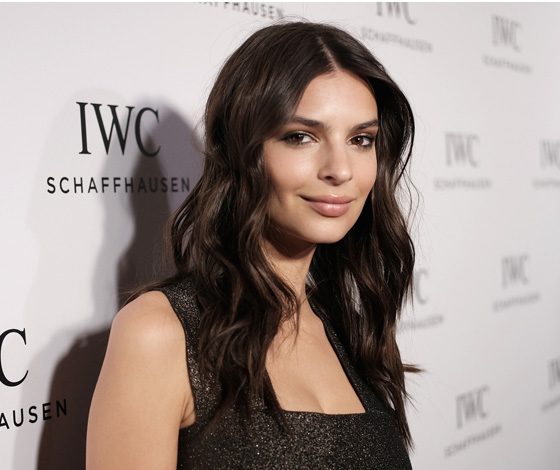 Эмили Ратаковски обнажилась и показала шикарные формы