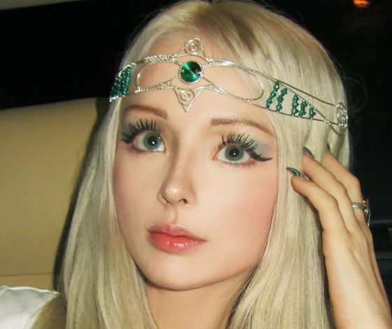 «Живая Барби» шокировала лицом без макияжа