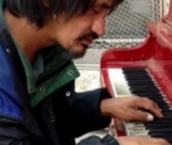 Бомж-пианист тронул сердца миллионов