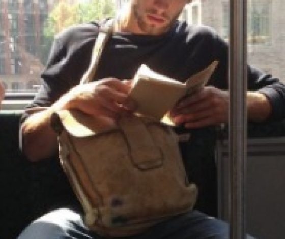 Новый флешмоб: горячие парни за чтением книг