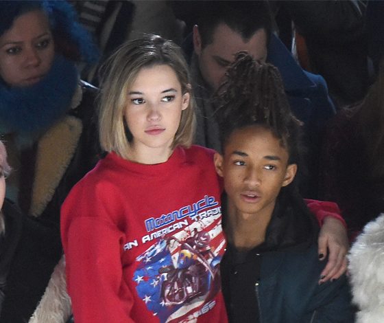 Сын Уилла Смита и его девушка целуются на показе мод