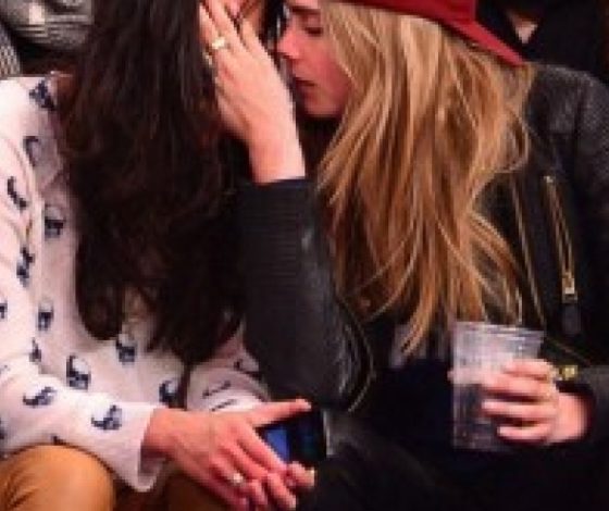 Топ-30 поцелуев Кары Делевинь