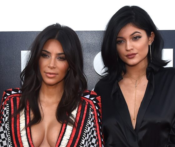 Врач-дерматолог рассказал об операциях Ким и Кайли