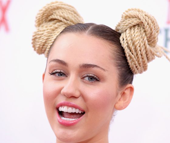 Майли Сайрус обвинили в жестокости к животным