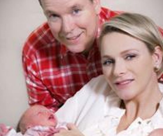 Князь Монако Альбер II и княгиня Шарлен показали миру близнецов