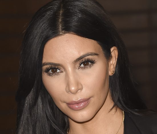 Ким Кардашьян показала стройные ножки в коротком мини