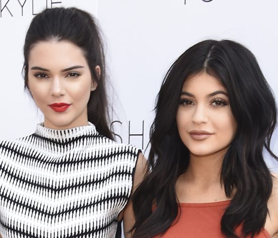 Кайли и Кендалл Дженнер забросали яйцами